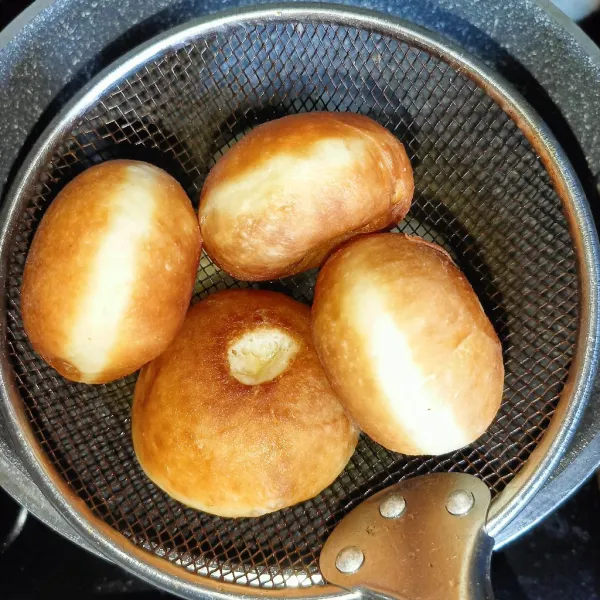 Goreng donat dengan api kecil sampai matang dan sedikit kecokelatan. Setelah itu, angkat dan tiriskan.