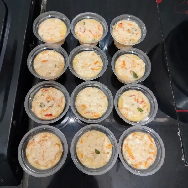 Oles tipis cup/cetakan dengan minyak goreng. Lalu isi dengan adonan tahu telur hingga penuh.