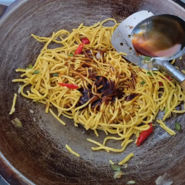 Tambahkan kecap manis dan saos tiram, aduk rata dan angkat