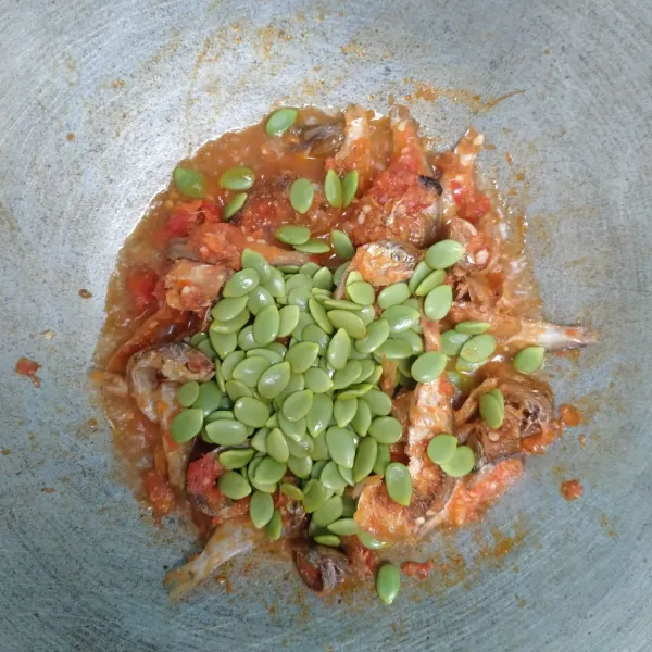 Masukkan lamtoro.