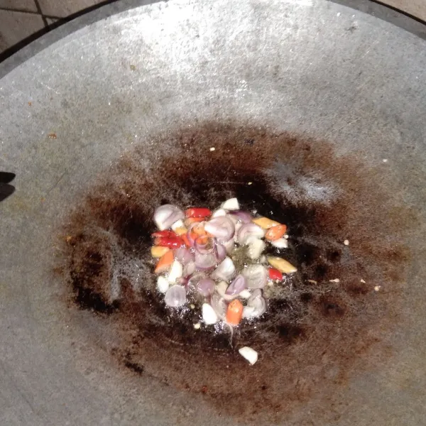 Masukan irisan bawang dan cabe kedalam minta panas aduk dan diamkan hingga harum
