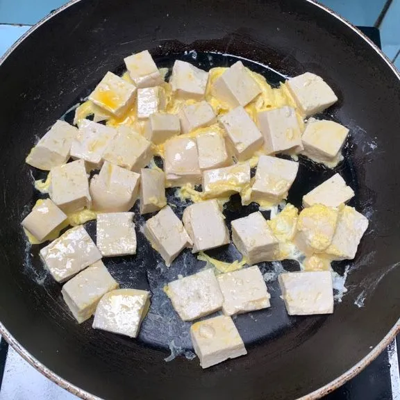 Goreng dengan minyak sedikit sampai sedikit kecoklatan