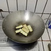 Telur Rica Rica Goreng terong hingga matang. Kemudian, sisihkan.