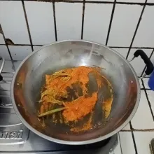 Telur Rica Rica Tumis bumbu halus, daun jeruk, dan sereh hingga harum.