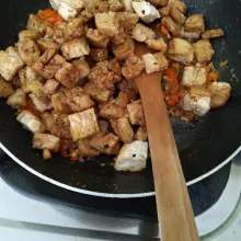 Tambahkan tempe dan ikan teri. Aduk sampai semua tercampur. Angkat dan hidangkan.