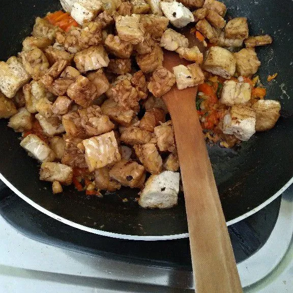 Tambahkan tempe dan ikan teri. Aduk sampai semua tercampur. Angkat dan hidangkan.