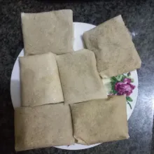 Lipat kulit lumpia, kemudian rapihkan.