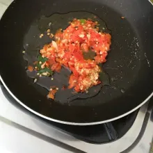 Tumis bumbu halus sampai harum aromanya.