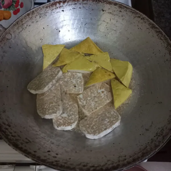 Masukan irisan tahu dan tempe pada wajan