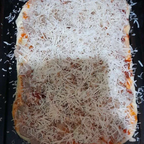 Tambahkan topping sosis,bakso,bawang bombay,keju dan oregano