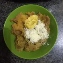 Campur ubi bersama margarin, gula pasir, dan susu bubuk. Kemudian, aduk rata.