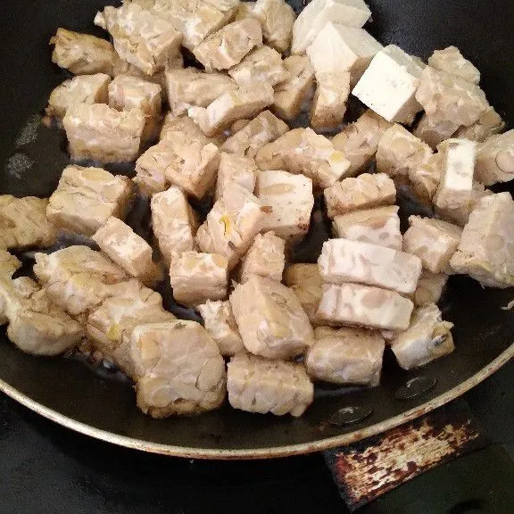 Goreng tempe sampai berwarna golden brown.