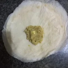 Siapkan kulit lumpia, lalu tata adonan ubi secukupnya di bagian tengah.