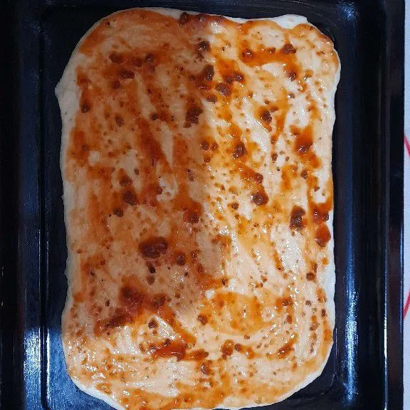 Gilas tipis adonan,tusuk dengan garpu,lalu olesi dengan saos bolognese