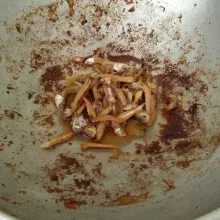 Goreng ikan teri sampai matang. Angkat dan tiriskan.