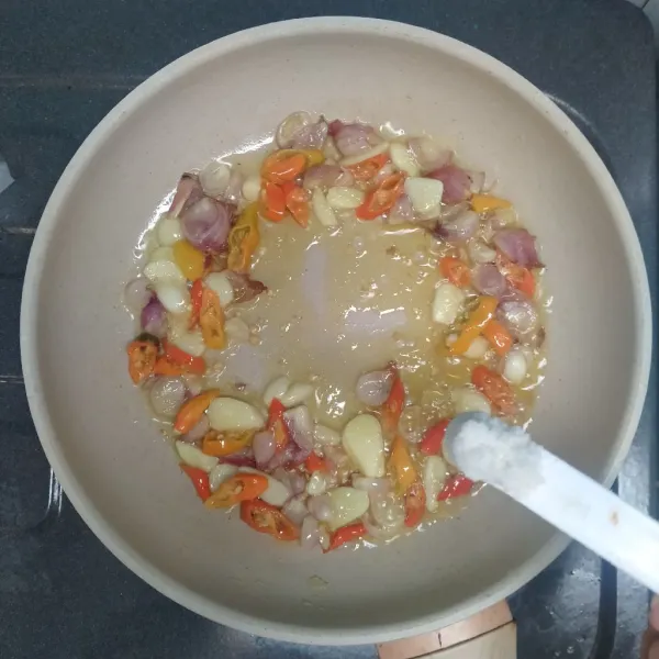 Beri garam, gula pasir, dan merica bubuk.