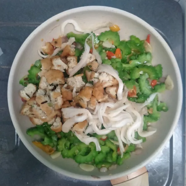 Masukkan bola-bola tahu dan jamur tiram suwir.