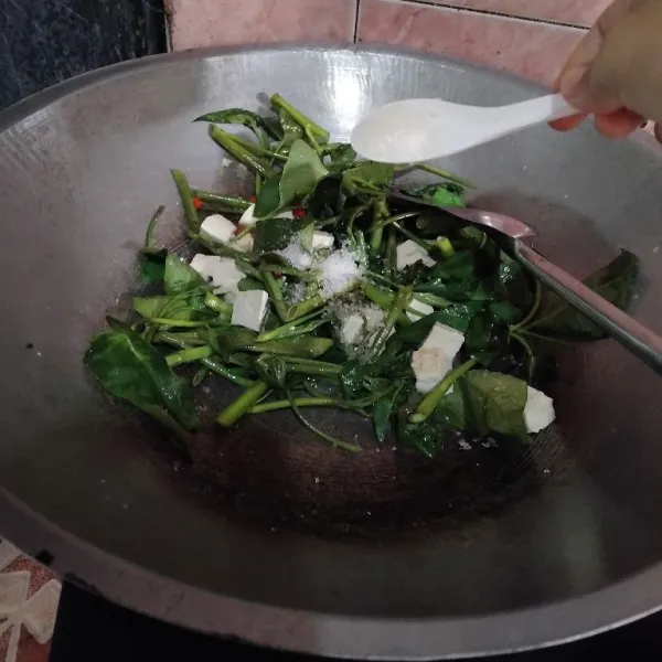 Masukan semua bahan dan bumbu haduk rata, tunggu hingga matang