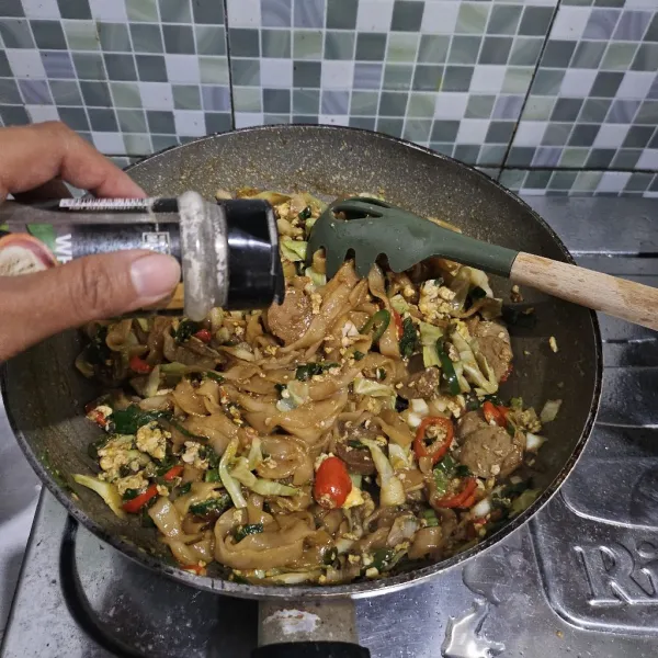 Tambahkan merica dan kaldu bubuk, jika dirasa kurang asin.