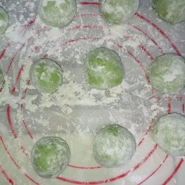 Bagi adonan masing-masing 15 gram lalu gulingkan kedalam tepung dan diamkan selama 30 menit