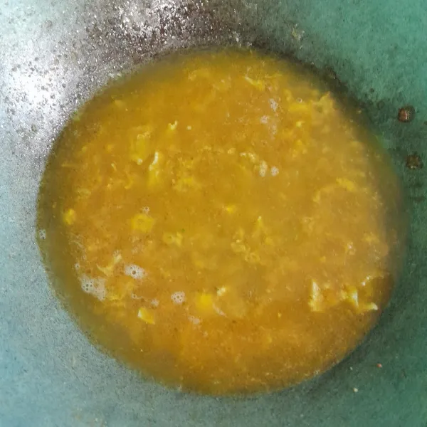 Masukkan air, garam dan kaldu bubuk masak sampai mendidih