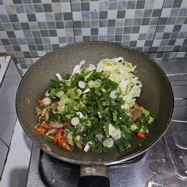 Setelah itu, masukkan kol dan daun bawang. Aduk rata.