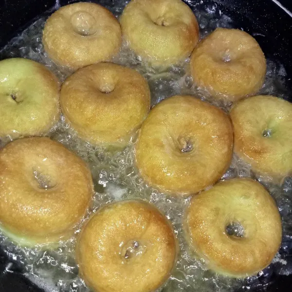 Goreng hingga donat matang pada kedua sisi, angka dan tiriskan