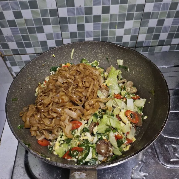 Masukkan kwetiaw, lalu aduk rata.