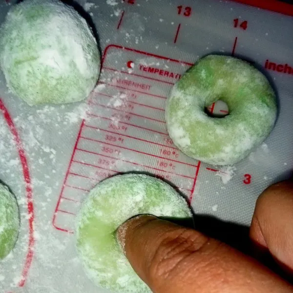 Setelah mengembang lubagi bagian tengah