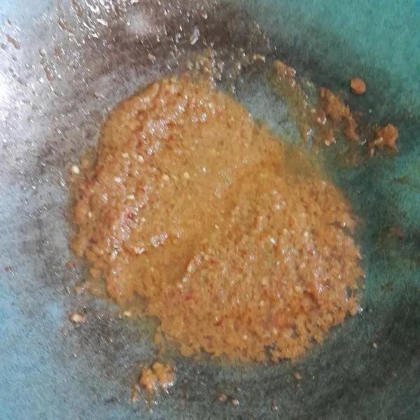 Tumis bumbu halus sampai harum