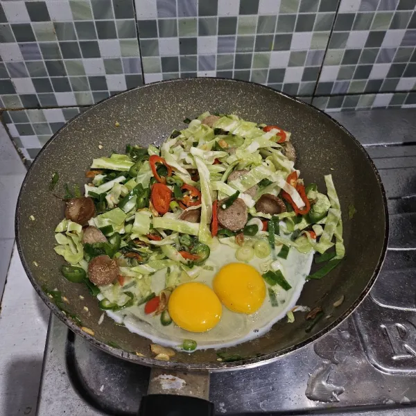 Masukkan telur, buat orak arik.