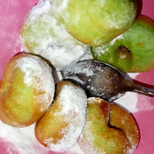 Gulingkan donat kedalam gula halus