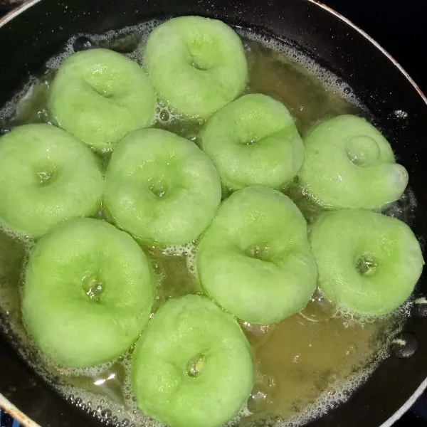 Panaskan minyak lalu masukkan donat