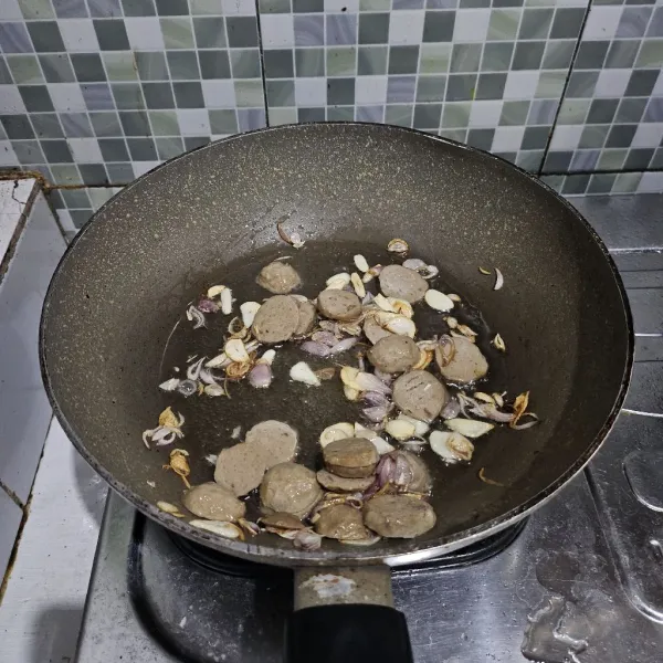 Masukkan bakso, lalu tumis sebentar.