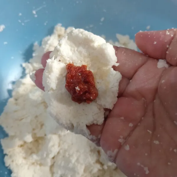 Ambil secukupnya adonan dan isi dengan gula merah. Bulatkan dan pipihkan.