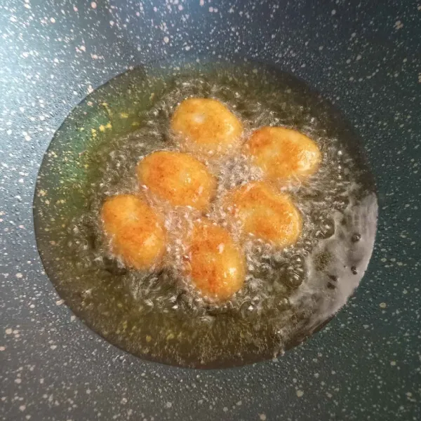 Goreng dengan minyak panas hingga golden brown.