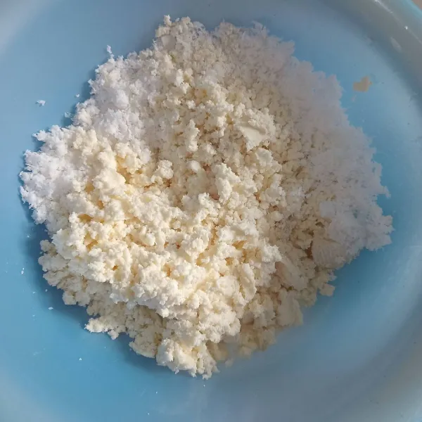 Siapkan kelapa parut dan singkong parut.