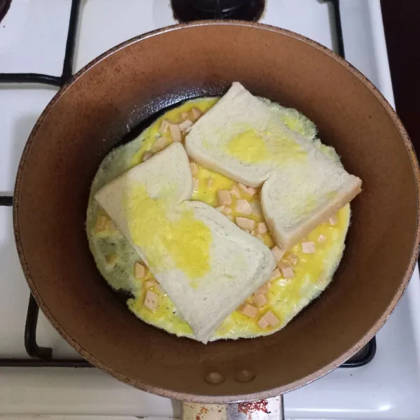 Tata potongan roti di atasnya, beri margarin di atasnya, masak hingga kedua sisi matang kecokelatan