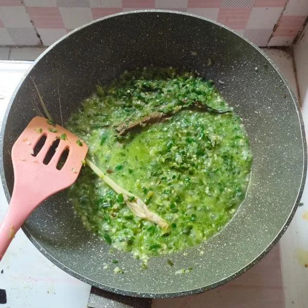 tumis cabe dan bawang yang sudah di chopper, sampai harum kemudian tambahkan serai dan daun salam, lalu beri kaldu jamur, garam dan gula pasir secukupnya