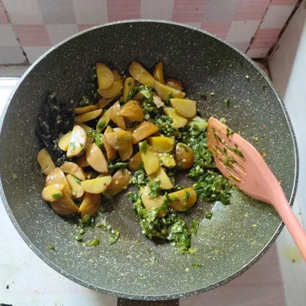 masukan jengkol lalu aduk merata, koreksi rasa kemudian sajikan.