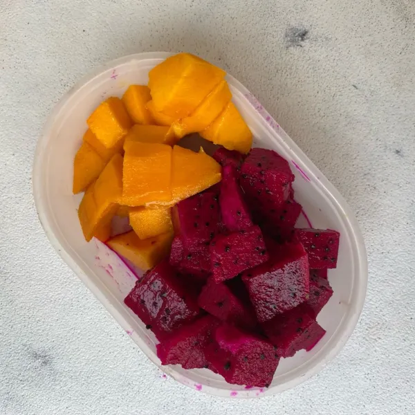 Potong-potong mangga dan buah naga.