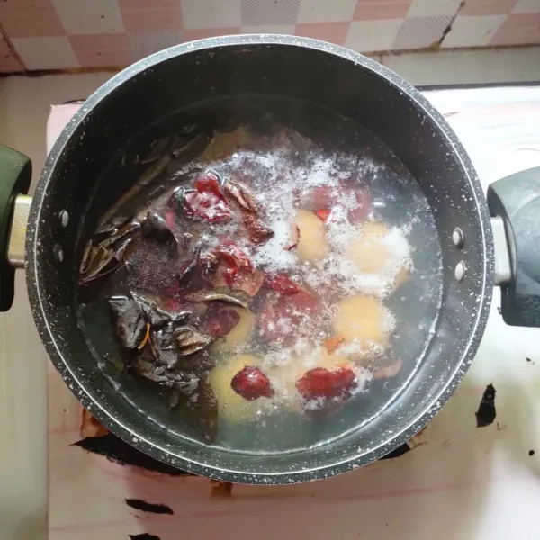 Rebus jengkol hingga empuk,
