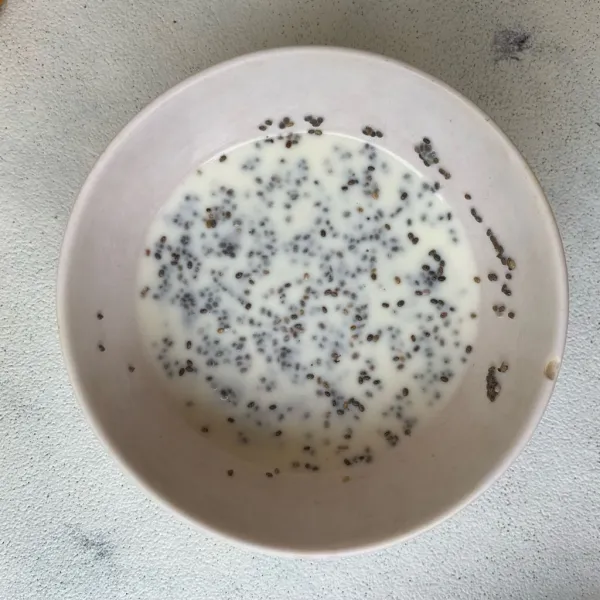 Rendam chia seed dengan susu cair sampai mengembang dan membentuk chia pudding.