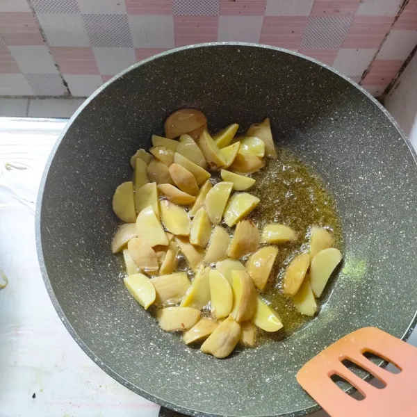 Goreng jengkol sampai kecoklatan, angkat dan tiriskan