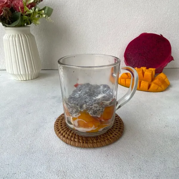 Tambahkan chia pudding di atas mangga.