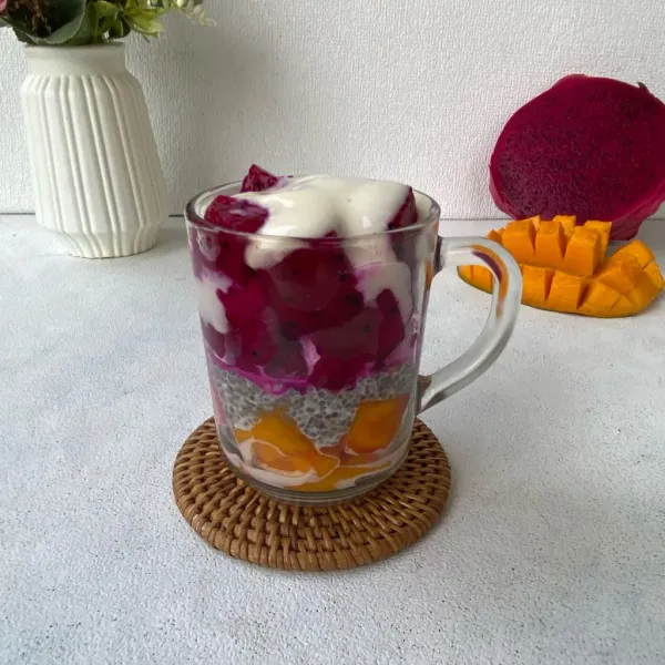 Tambahkan buah naga dan yogurt ke dalam gelas.
