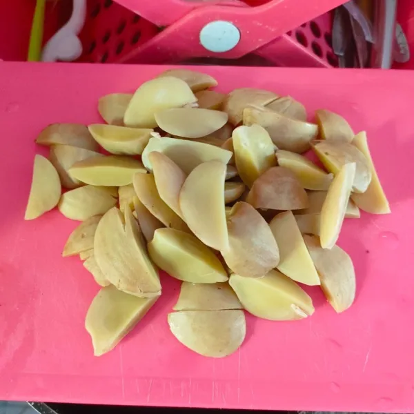 setelah matang, potong potong jengkol dan sisihkan dahulu