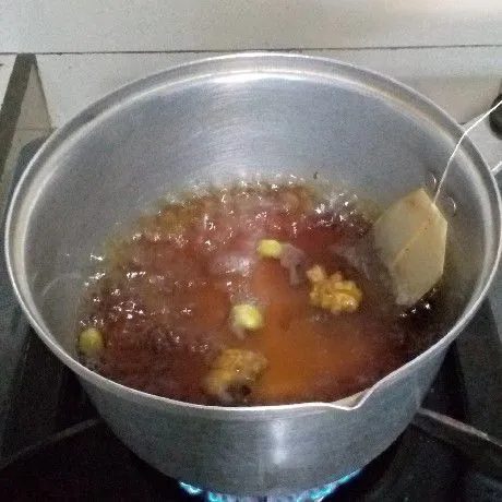 Masukkan teh kantong, rebus sampai warna teh keluar pekat.
