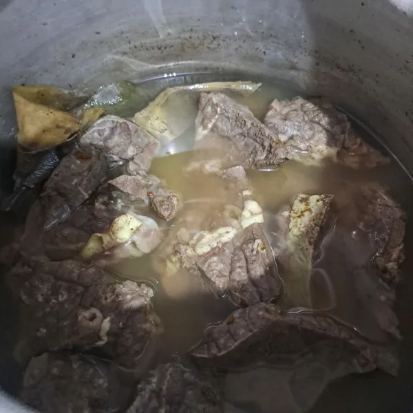 Cuci bersih paru dengan air mengalir ulang sampai 3x sampai bilasan air bersih. Baluri dengan garam rebus dengan daun salam dan daun jeruk sampai empuk tiriskan.