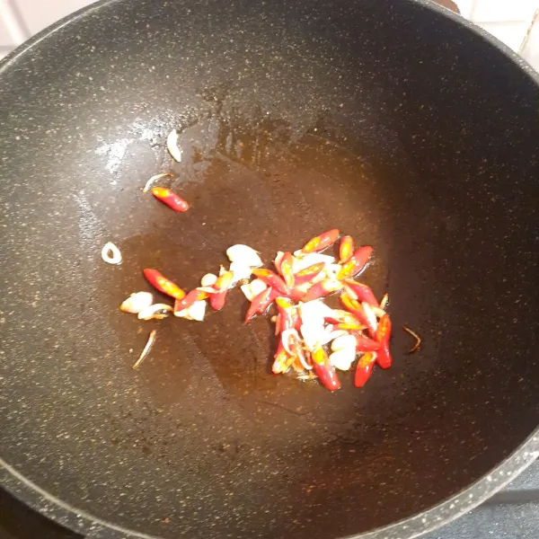 Masukkan cabe, goreng hingga sedikit layu.